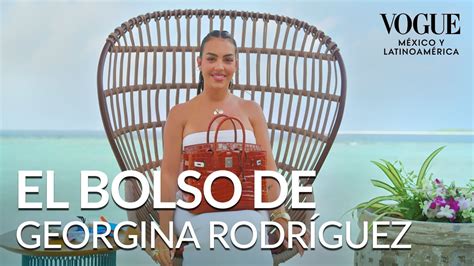 Ver Georgina Rodríguez muestra todo lo que trae en su bolso .